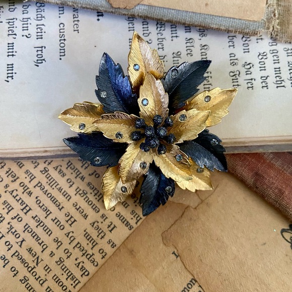 Vintage Joan Rivers black & gold tone Desert Cactus rhinestone accented brooch - Picture 2 of 10
